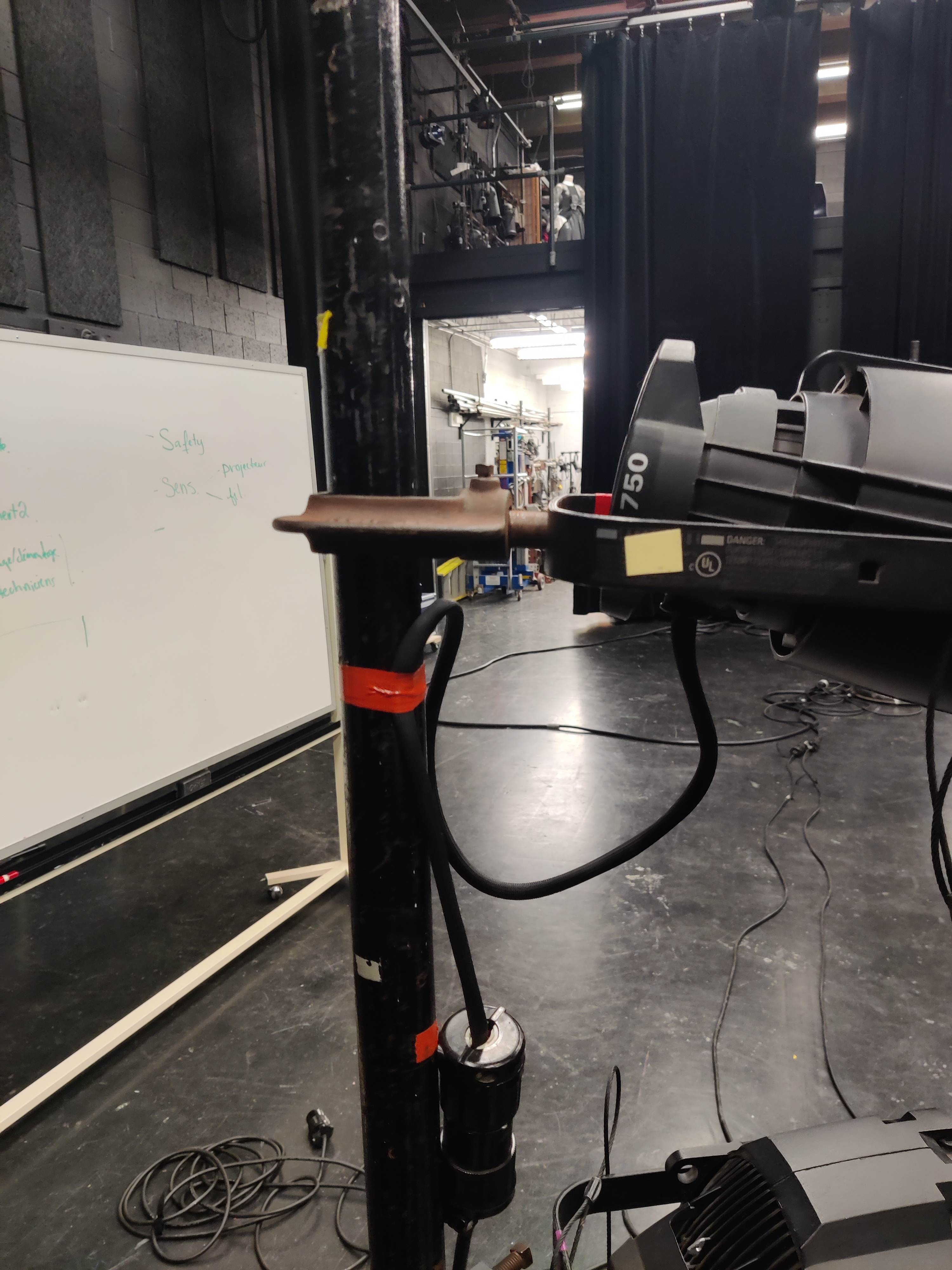 Attache projecteur sur boom